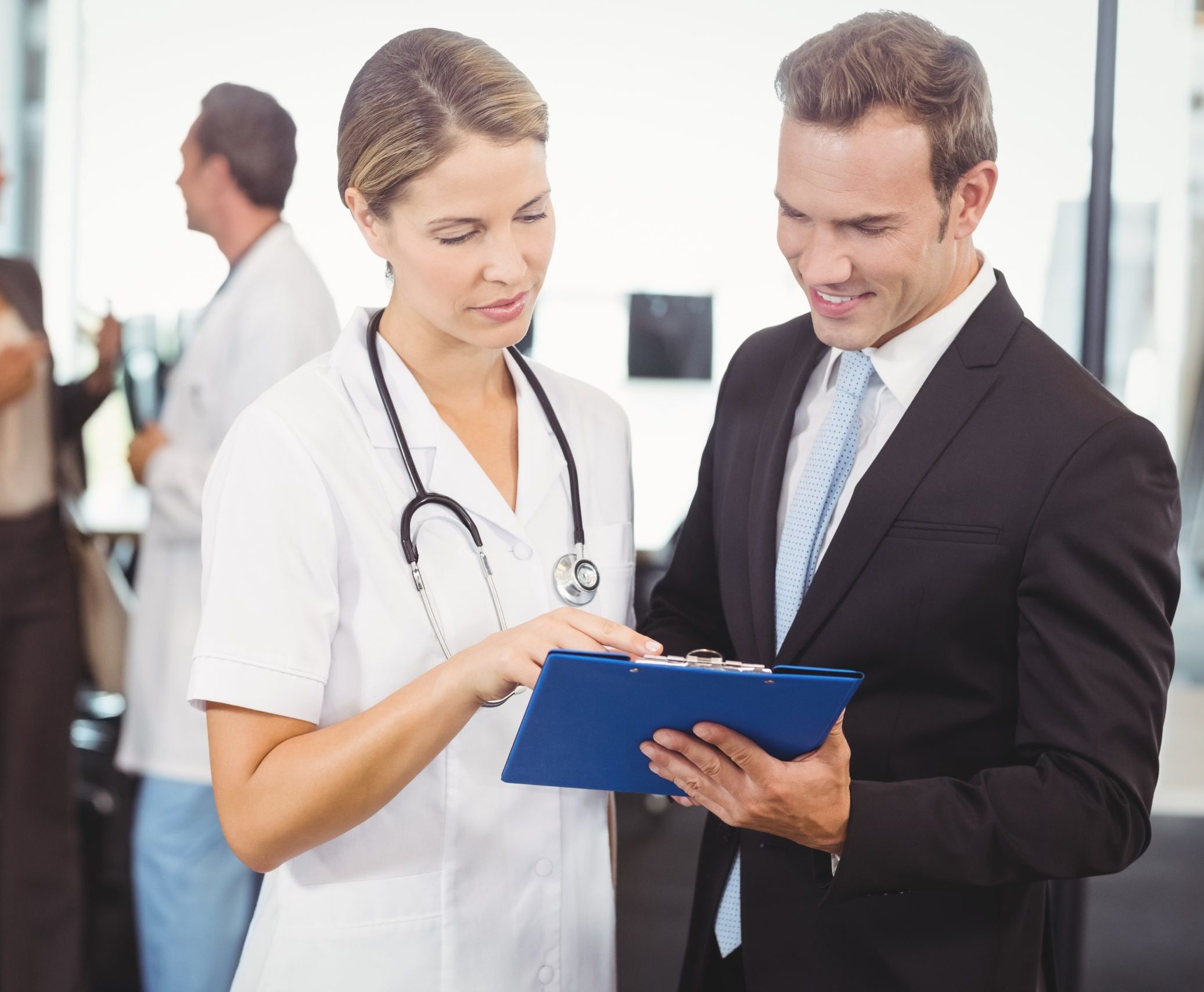 Médecin et homme en train de parler