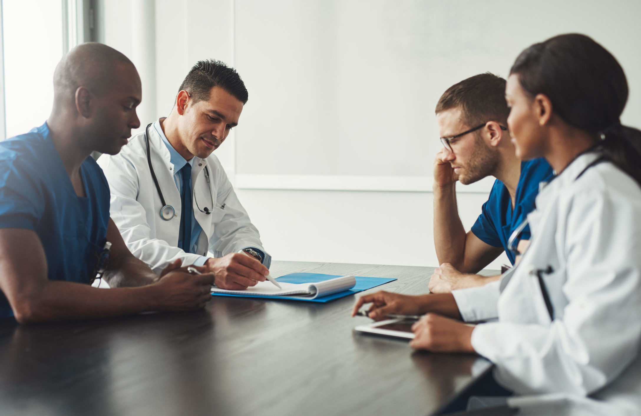 Equipe de médecin en réunion 