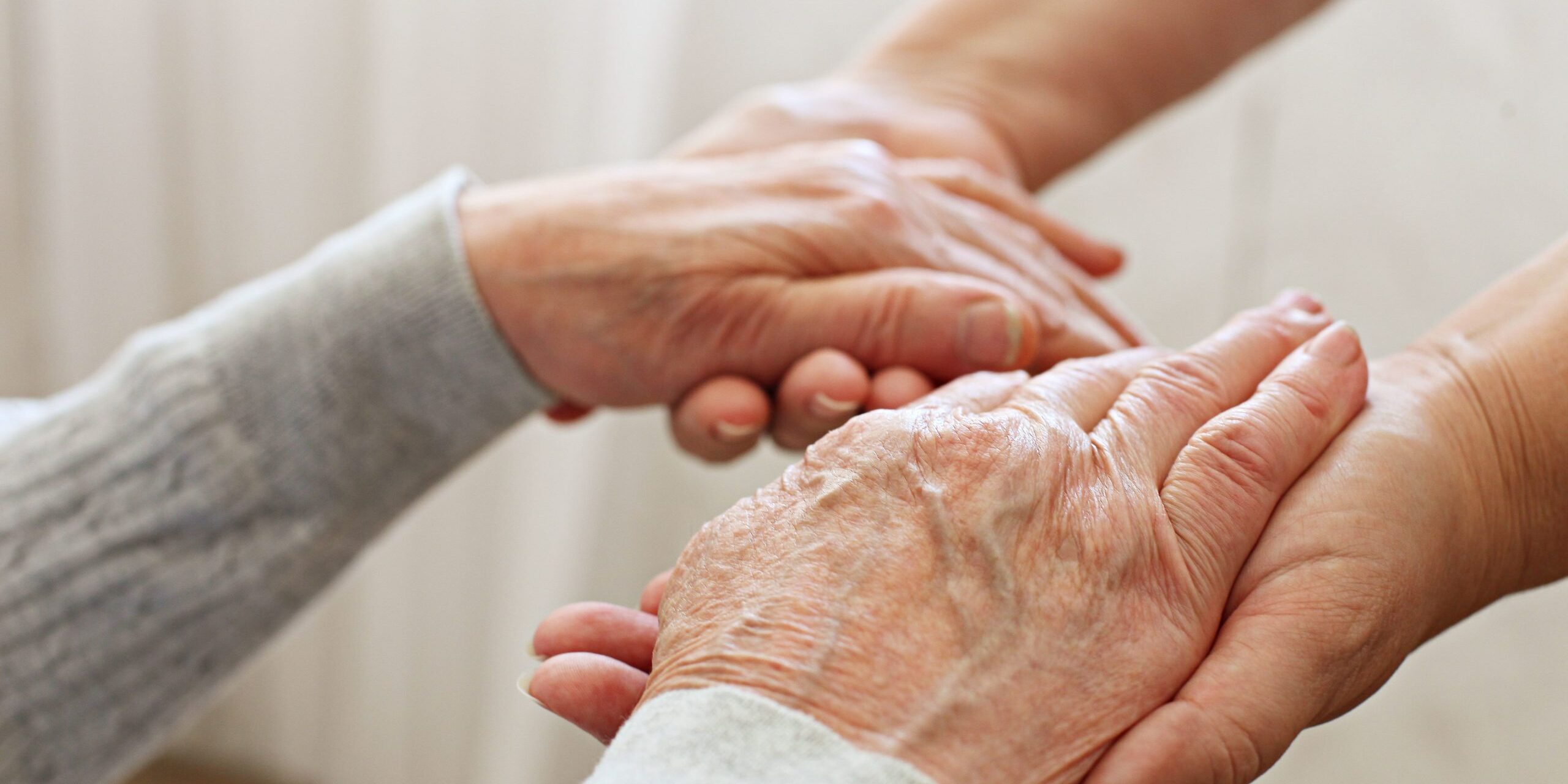 Mains qui tiennent des mains de personne agée