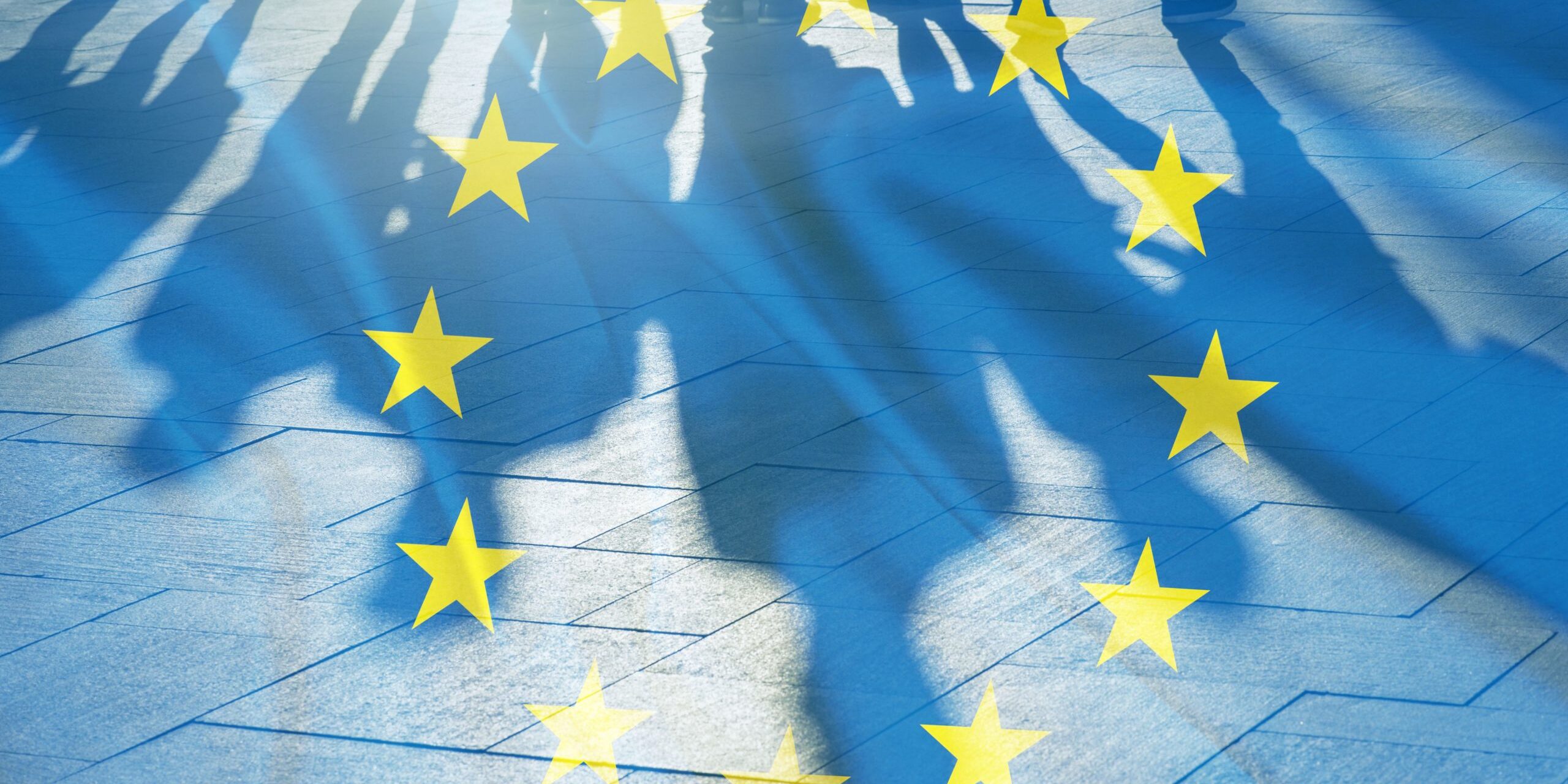 Drapeau européen où se montre l'ombre de personnes. Représente le projet "Europe et international"